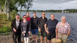 Soile Lehtinen, Jaana Tirri, Janne Rasimus, Juha-Pekka Natunen, Jussi Honka, Toni Kainulainen ja Taisto Kainulainen Vuoksen Rannalla.