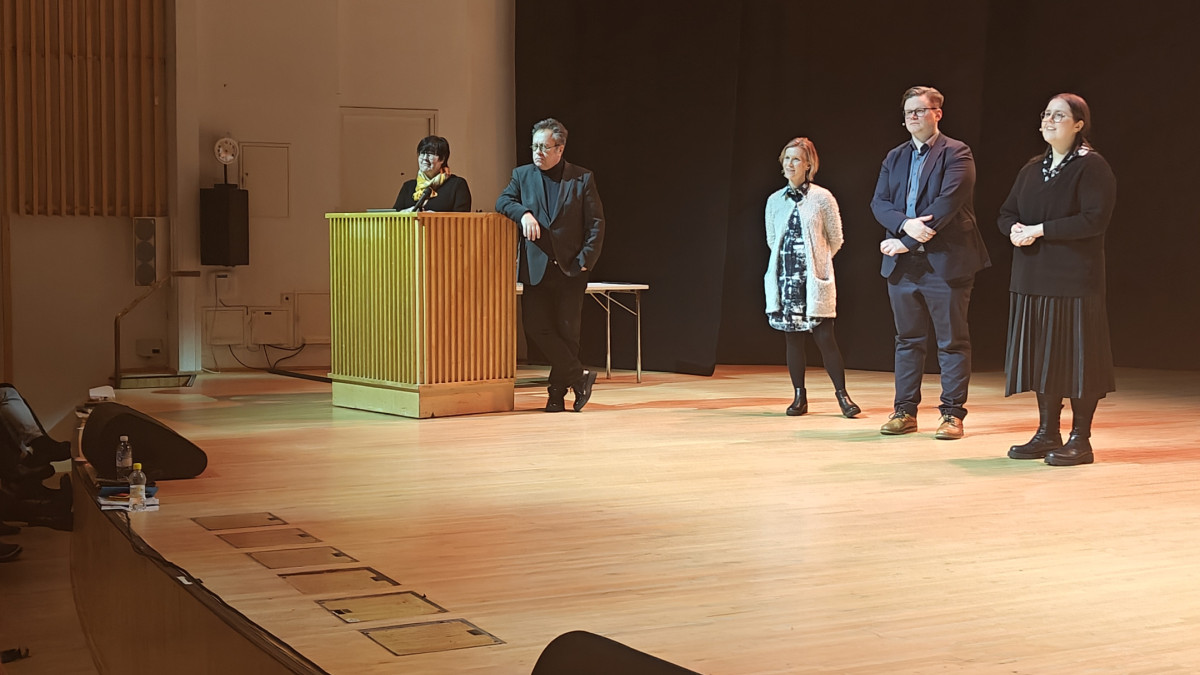 Projektipäällikkö Tuija Valkeapää, Elävät Kaupunkikeskustat ry:n toiminnanjohtaja  Pokko Lemminkäinen ja Rambollin konsultit Eero Salminen, Kaisa Merilahti ja Inna Ampuja vastasivat yleisön kysymyksiin.