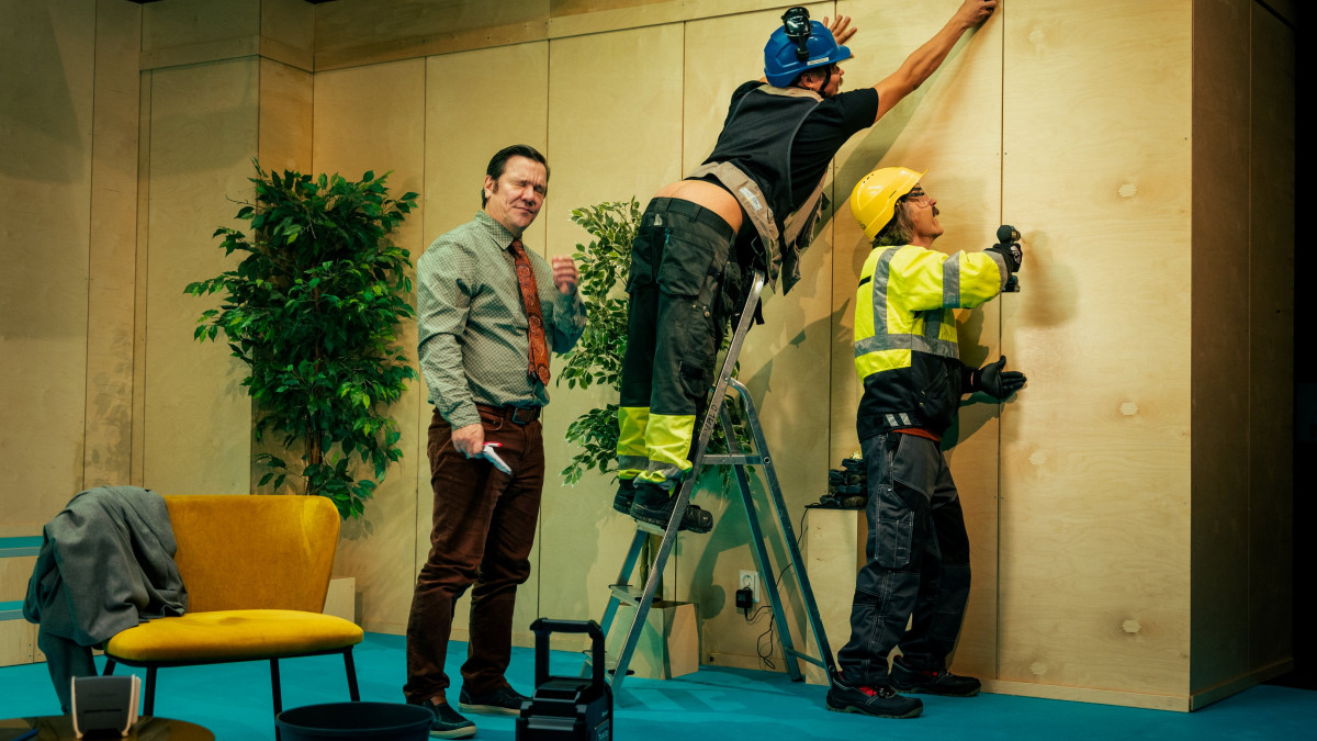 Kolme näyttelijää teatterin lavalla.