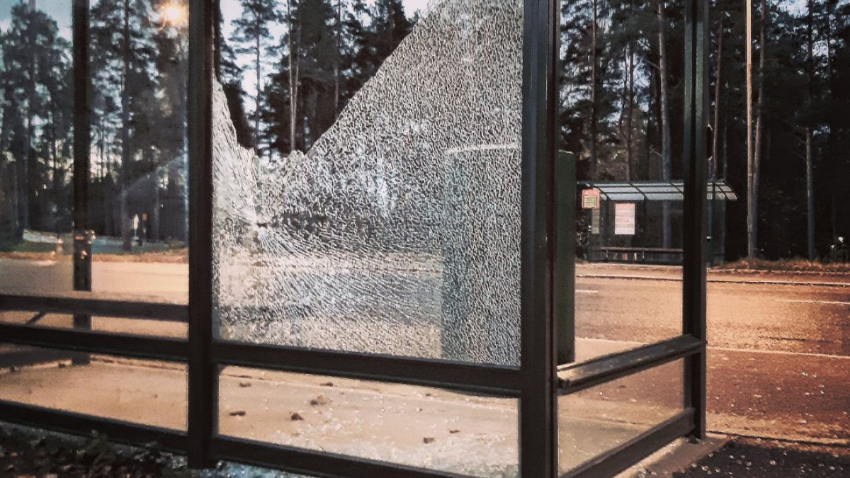 Pistetalojen bussipysäkin rikottu lasi