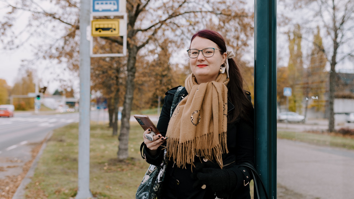 Nainen bussipysäkillä