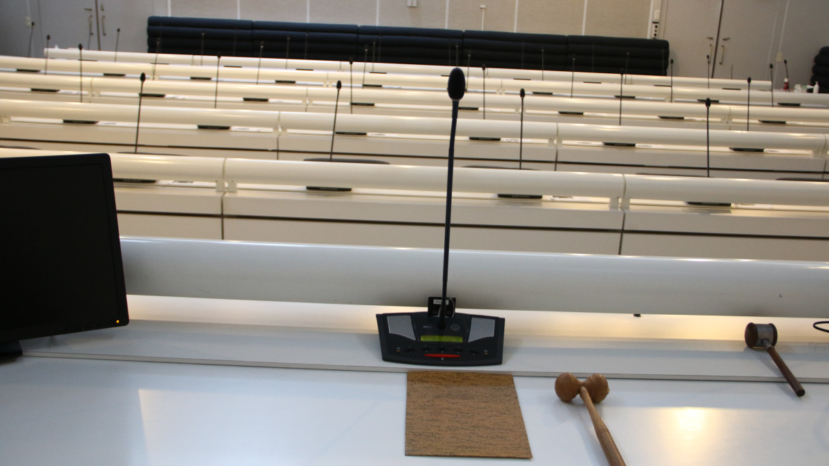 Imatran kaupungintalon valtuustosalin puheenjohtajan paikka.