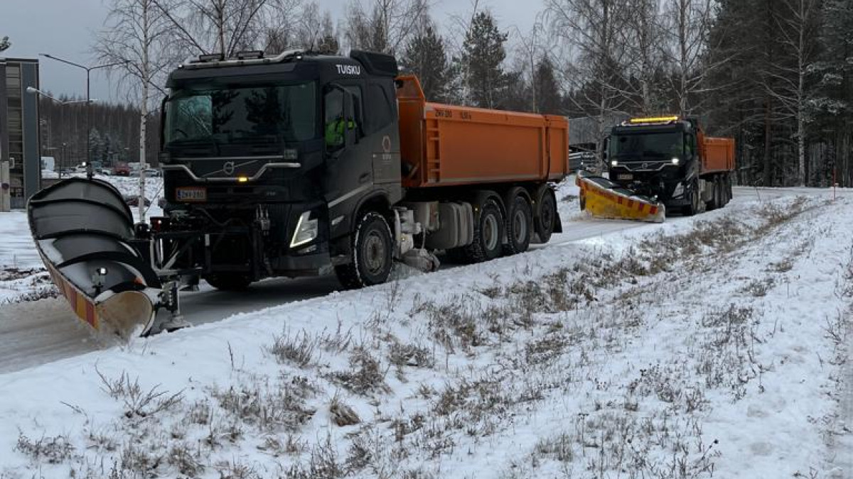 KIPAn aura-autot Tuisku ja Pyry auraamassa.