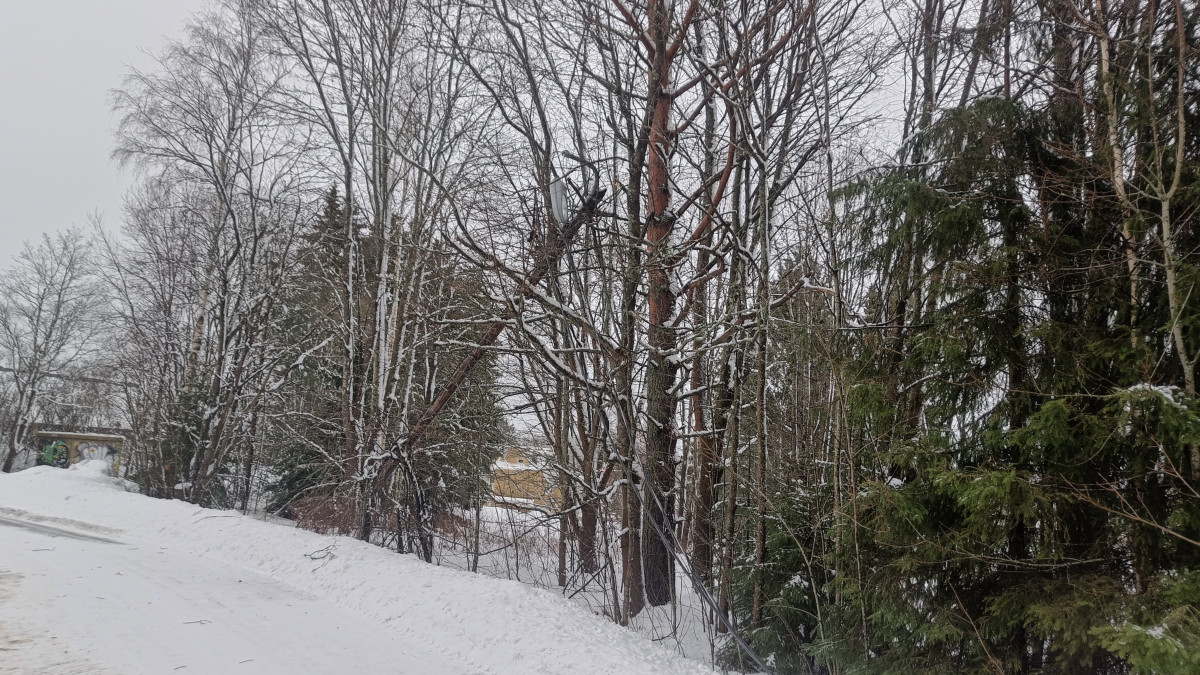 Katkennut pylväs Asemäentiellä.