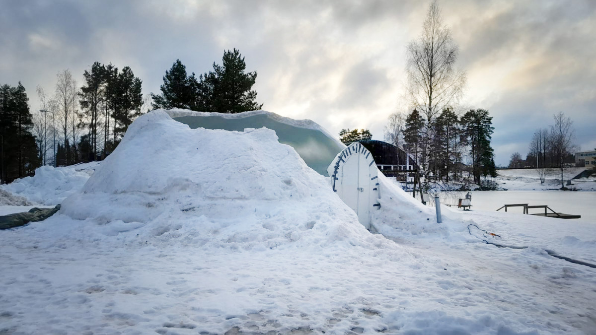 Iglu, jonka katto on romahtanut.