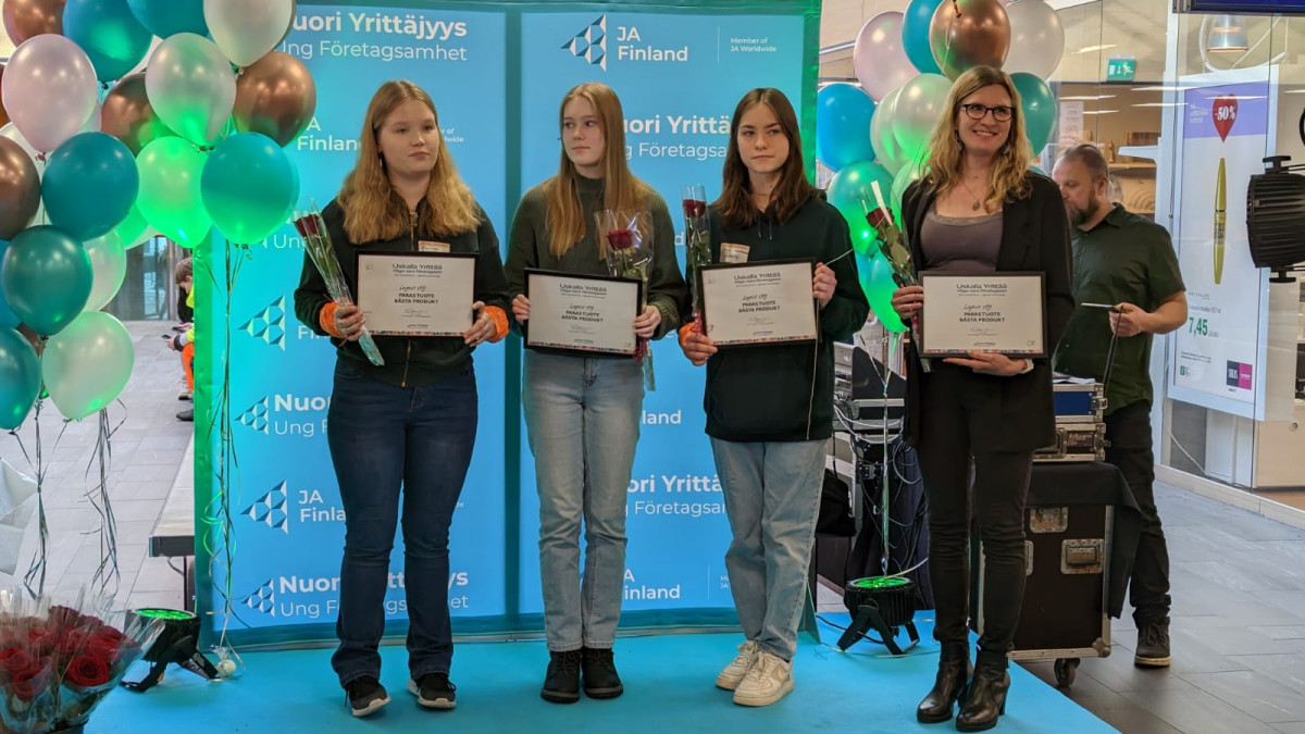 Paras tuote palkinnon voitti Lapeco-yrityksen Aino-Elisa Siponen, Laura Viitasara ja Pihla Honkanen, oikealla opettaja Heidi Miettinen.