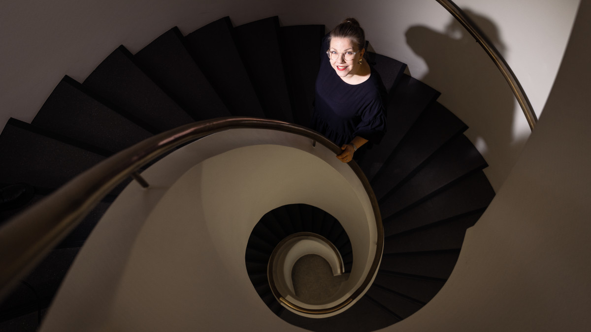 Susanna Issakainen kaupungintalon portaikossa.