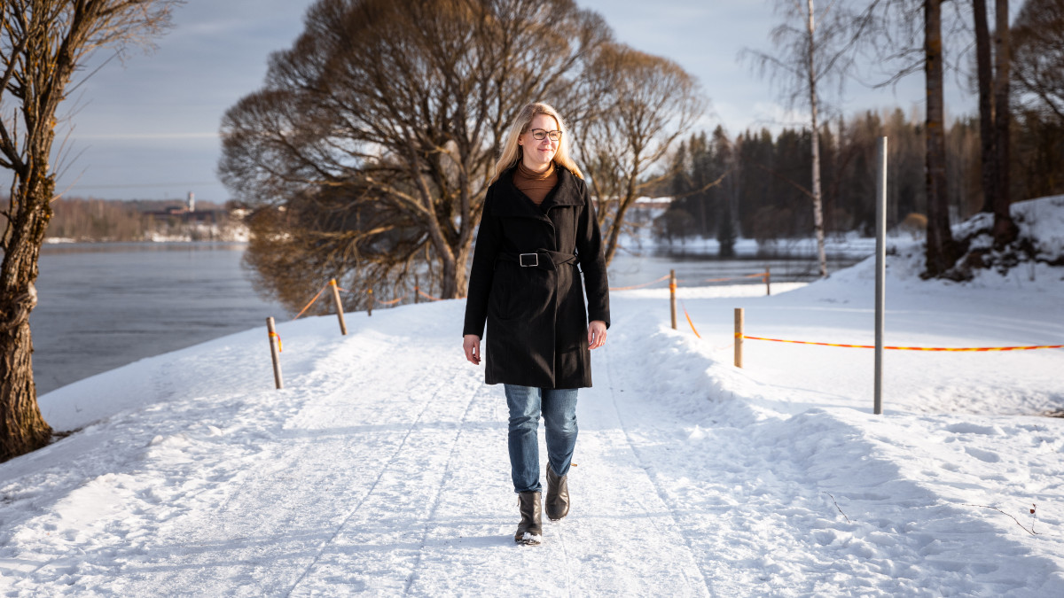 Henni Suvanto kävelee talvisessa maisemassa Mellonlahdella.