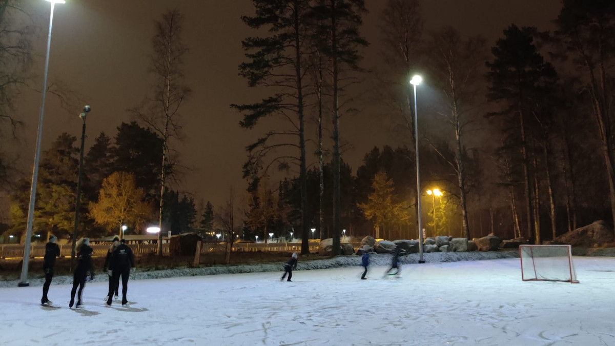 Luistelijoita luistelukentällä.