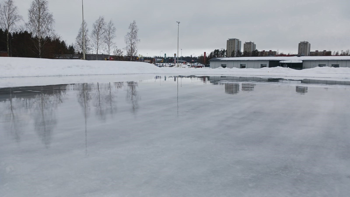 Vesi lainehti Linnalan kentällä tiistaina.