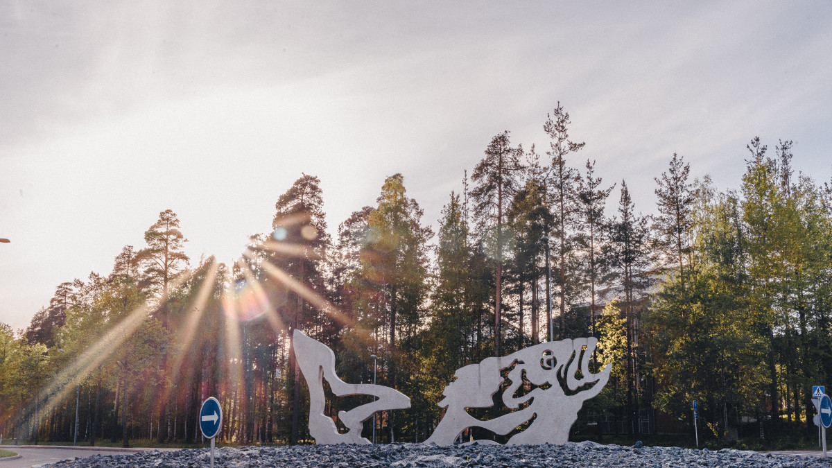 Liikenneympyrä, jonka keskellä on taidetta.
