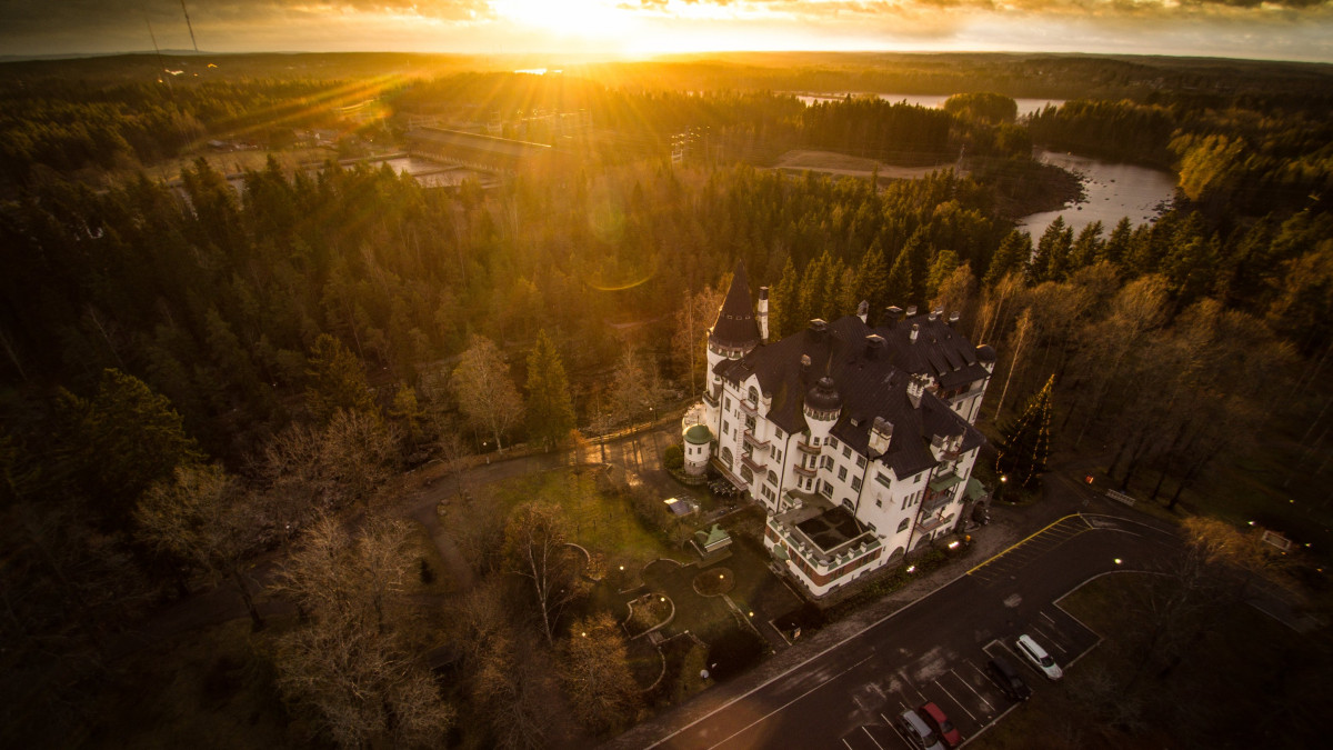 Valtionhotelli ja Ivonrantaa auringossa