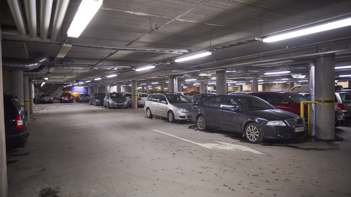 Parkkihallissa autoja pysäköityinä.