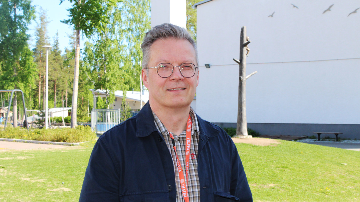 Ville Laivamaa kuvattuna Imatran Vuoksenniskan koulun pihalla toukokuisena päivänä.
