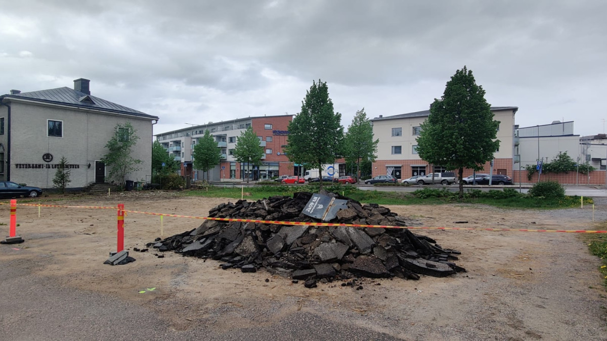 Lähteen talon tyhjä tontti toukokuussa 2023.