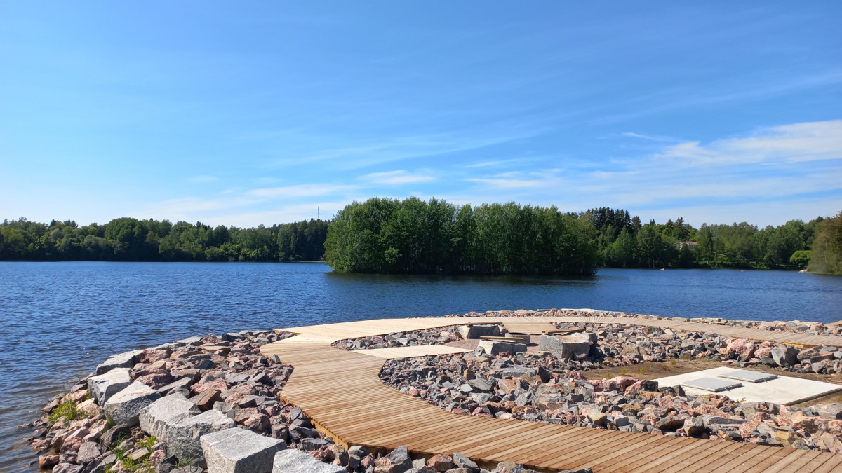 Nuotiopaikka joen rannalla