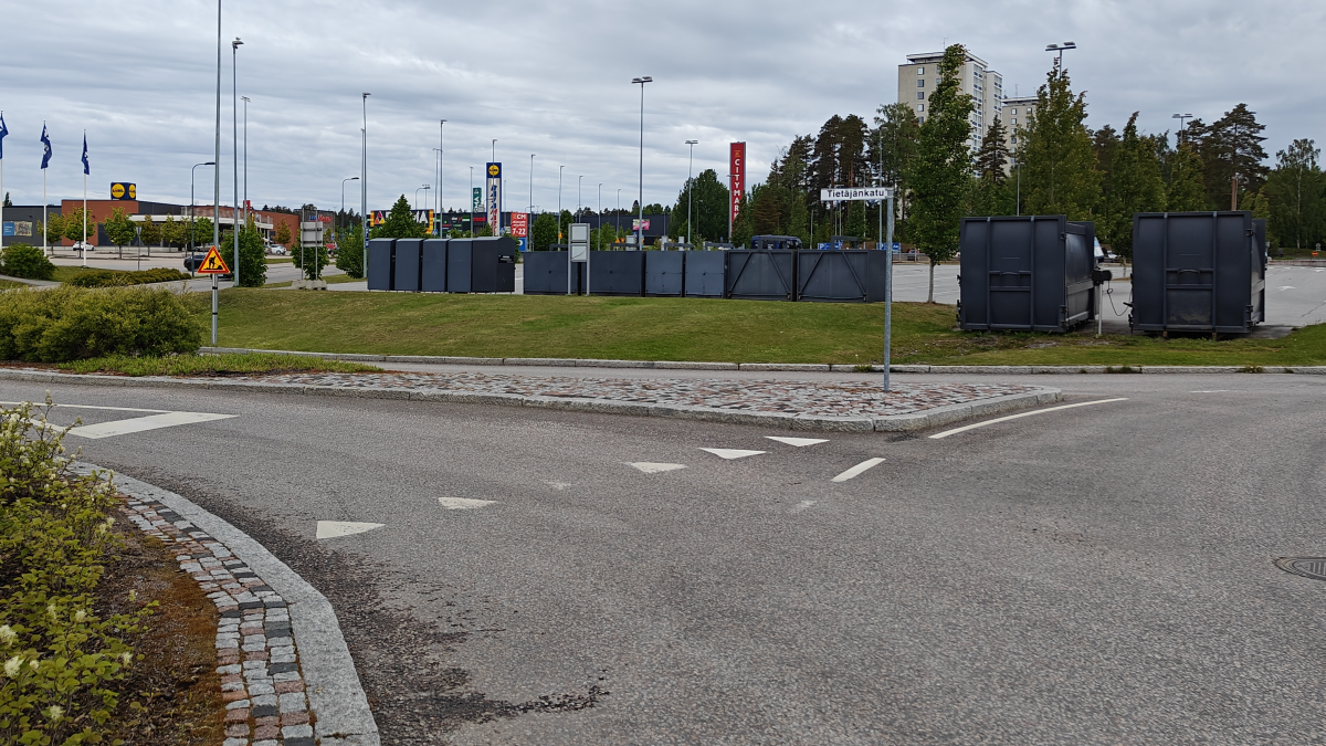 Tietäjänkadun risteys pilvisellä säällä.