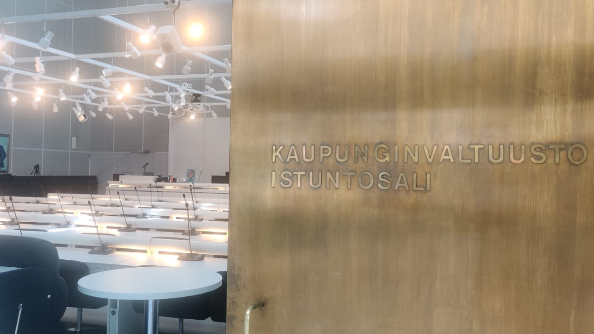Valtuustosalin ovi raollaan.