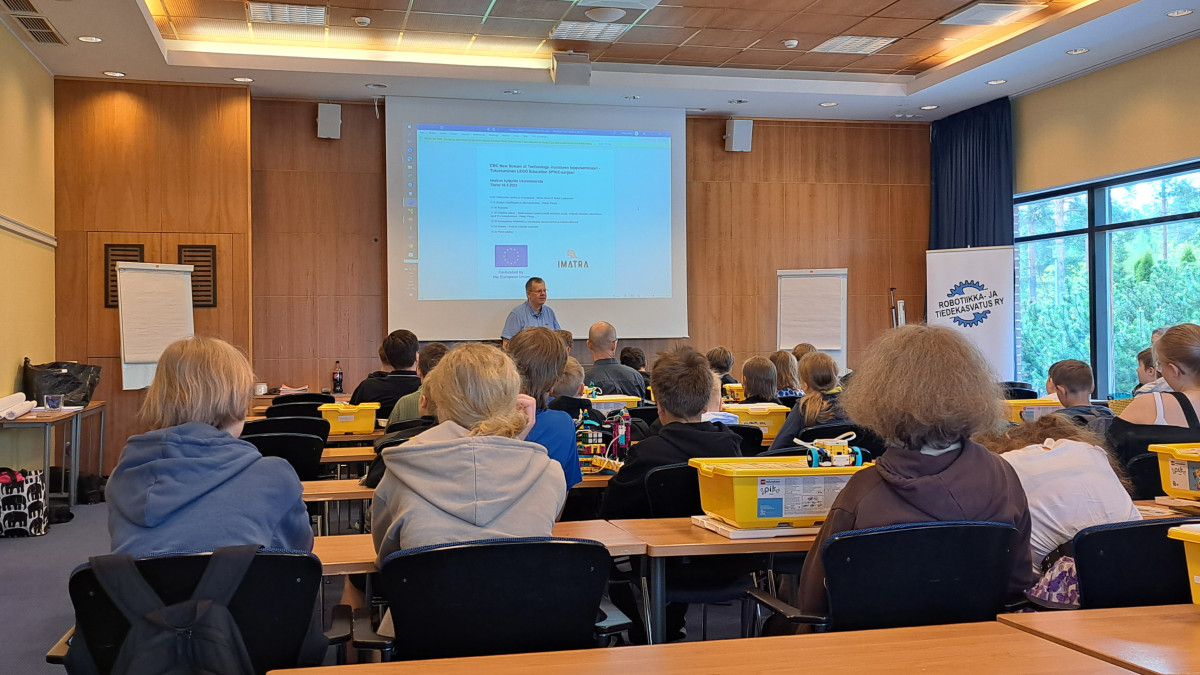 Robotiikkahankkeen loppuseminaari, jossa on oppilaita ja opettajia sekä seminaarin kouluttaja.