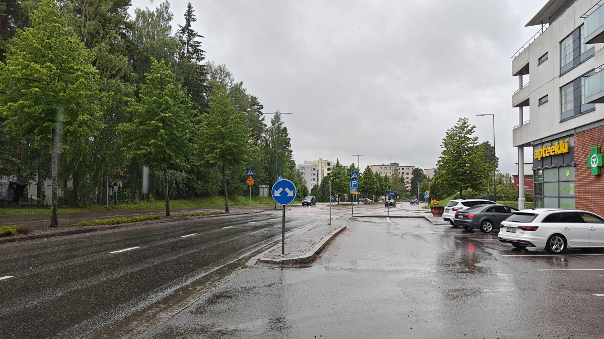 Sateinen katunäkymä Imatran Helsingintieltä.