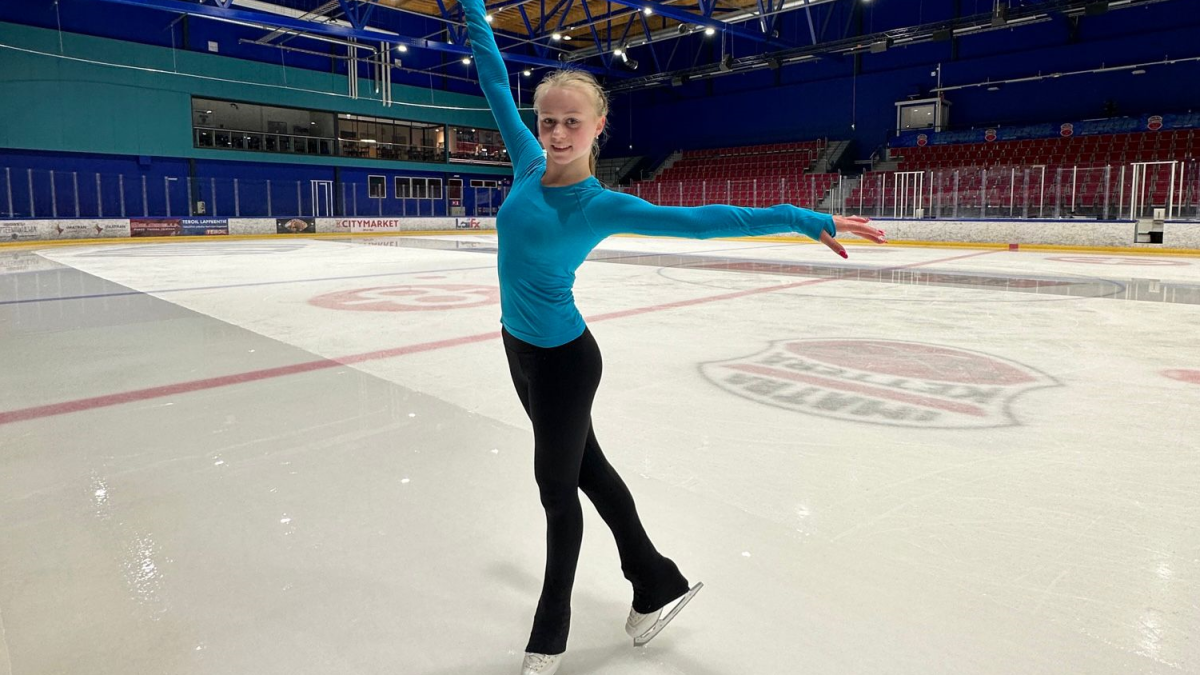 Taitoluistelija Janna Jyrkinen Imatran jäähallin kentällä.