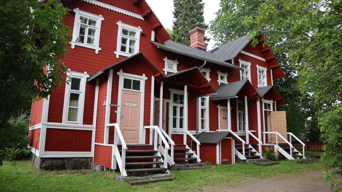Vanha puurakennus, joka on toiminut tehtaan työläisten asuntona.