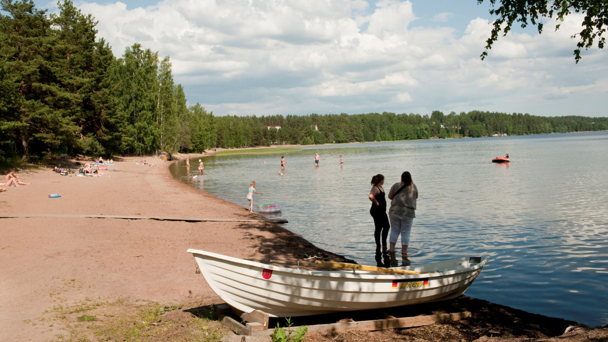Raution uimaranta, jossa on pelastusvene ja ihmisiä uimassa.