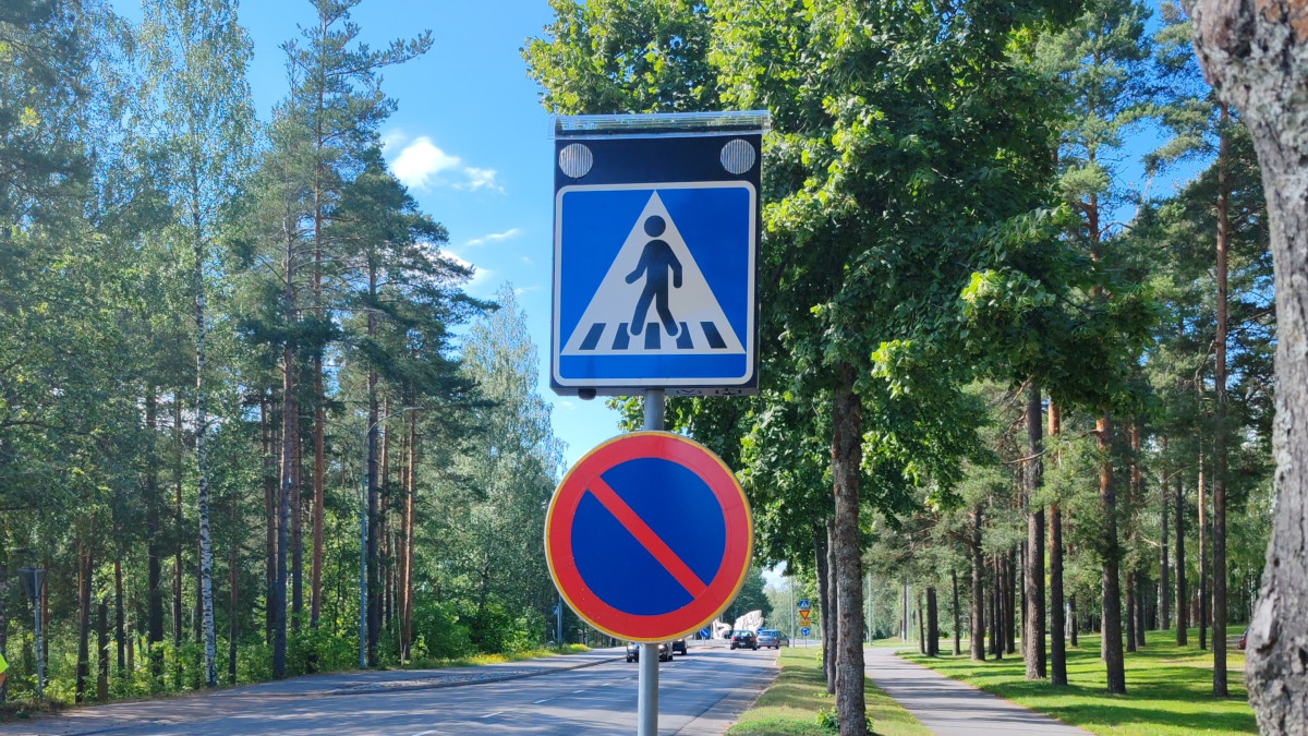 Suojatien varoituslaite.