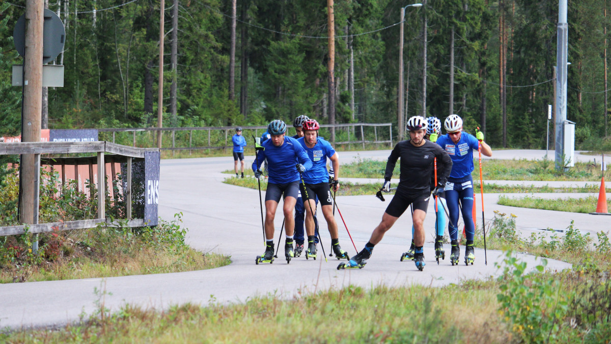 Ryhmä rullahiihtäjiä asfaltoidulla radalla Imatralla.
