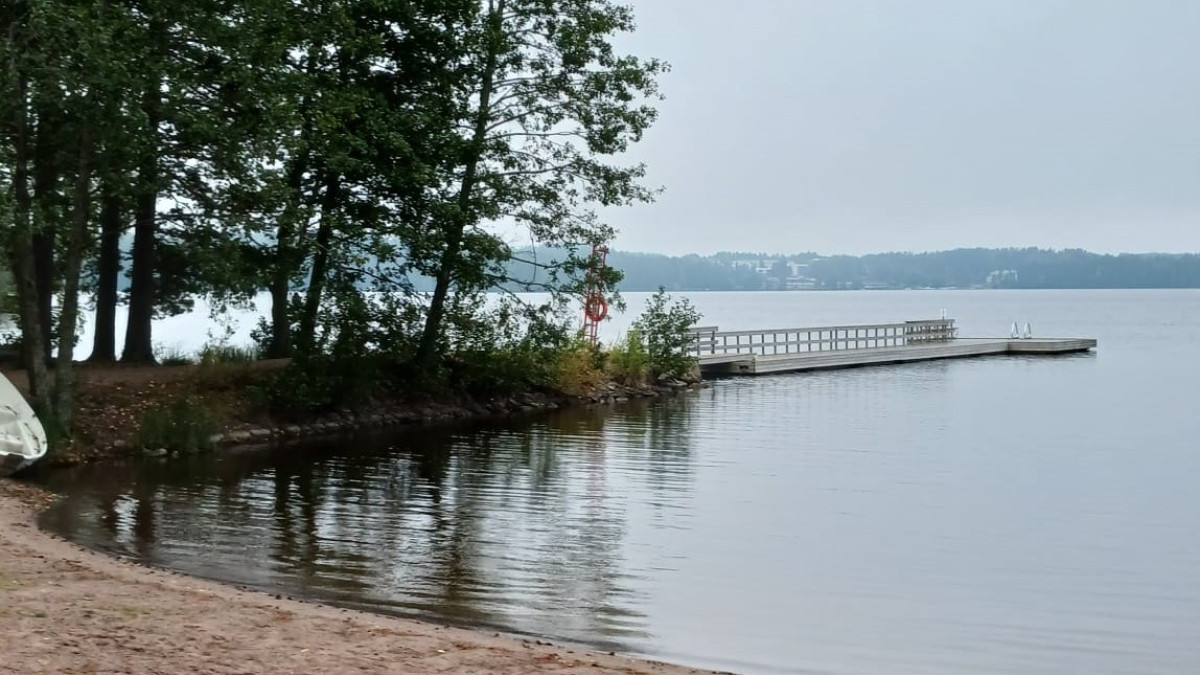 Uimaranta ja laituri.