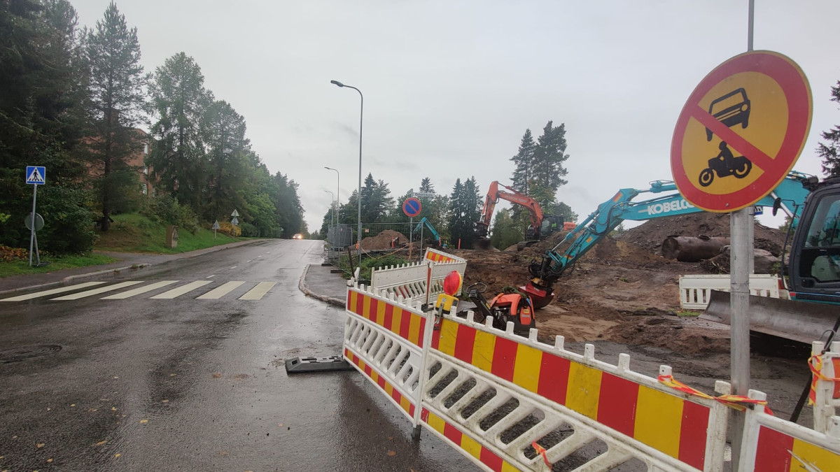 Aidattu kaivuutyöalue autotien vieressä.