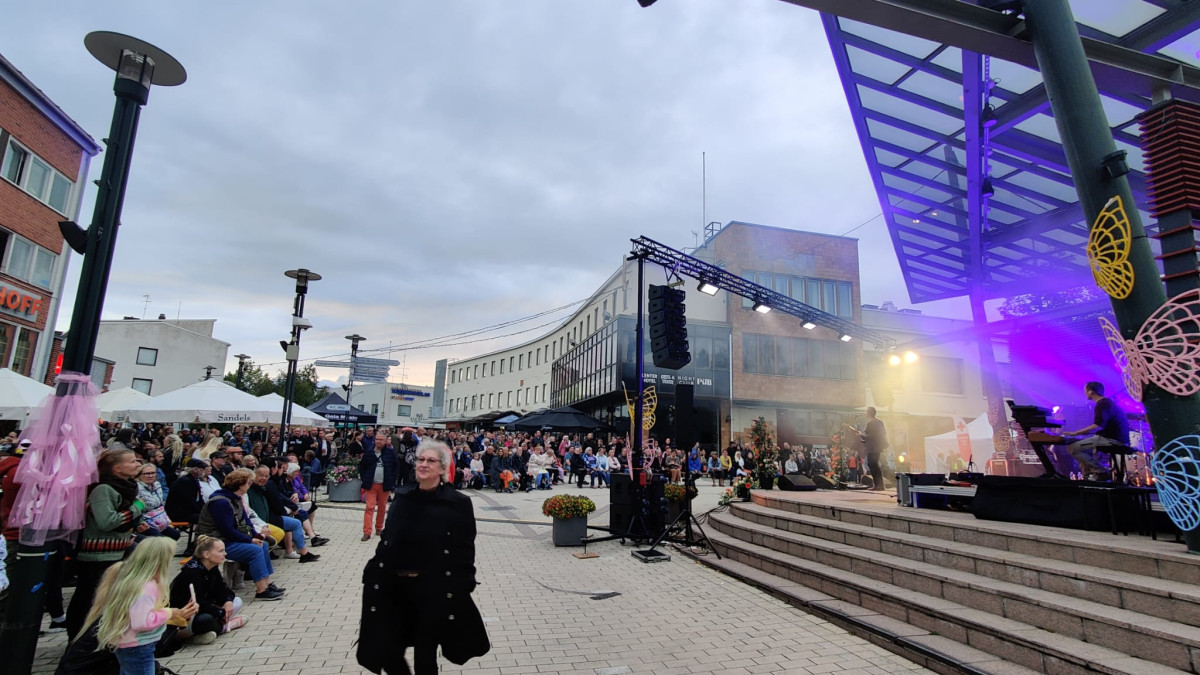 Imatran keskustan kävelykatu, kadulla paljon ihmisiä.