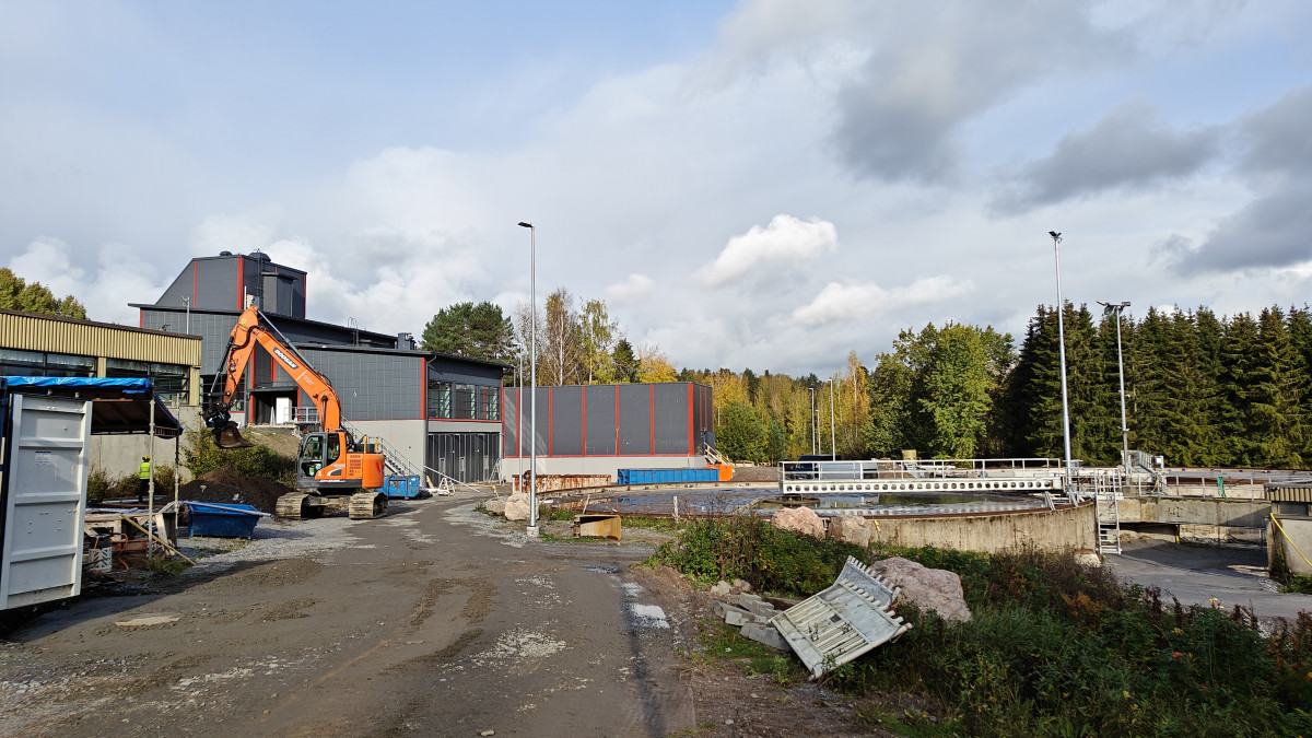 Jätevesilaitoksella kaivinkone työssä.