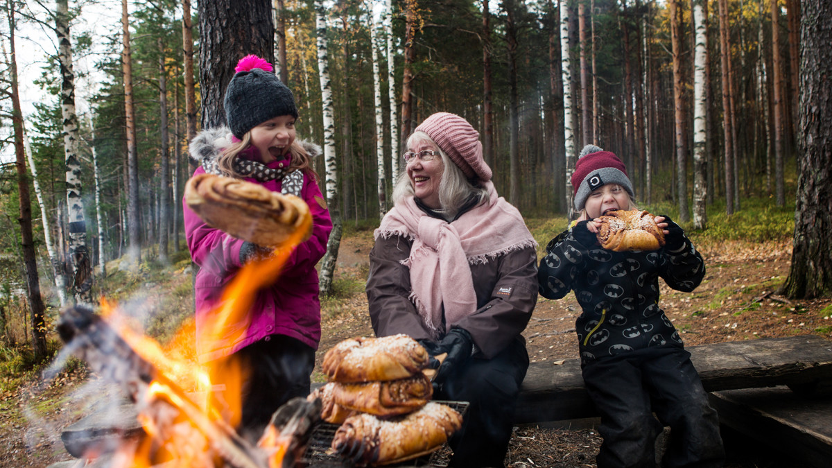 Ihmisiä nuotion äärellä.