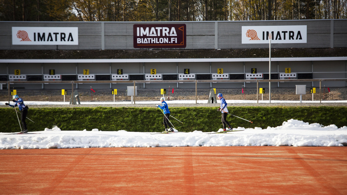 Hiihtäjiä Imatran ensilumenladulla.