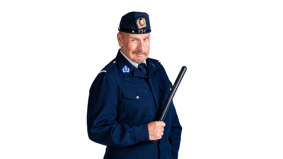 Näyttelijä poliisiksi pukeutuneena.