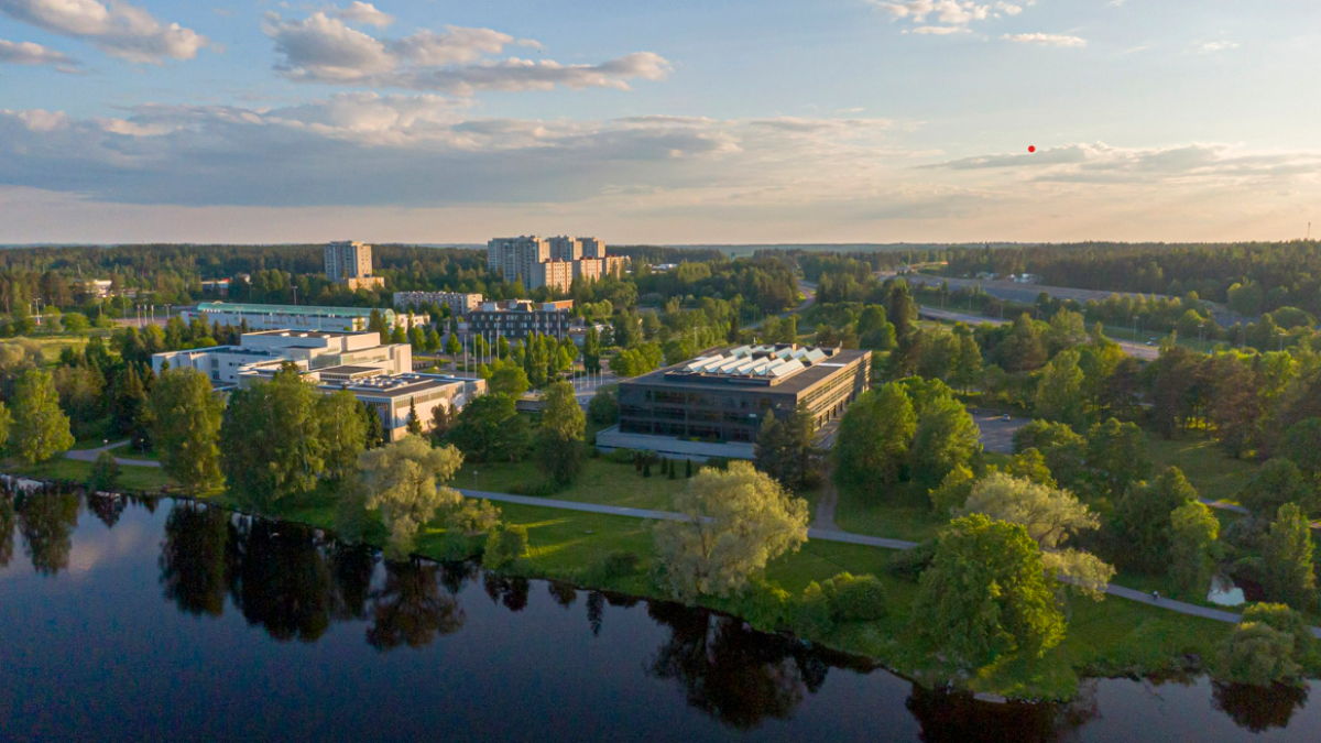 Kaupungintalo ja kulttuurikeskus ilmasta kuvattuina Mansikkalan suuntaan