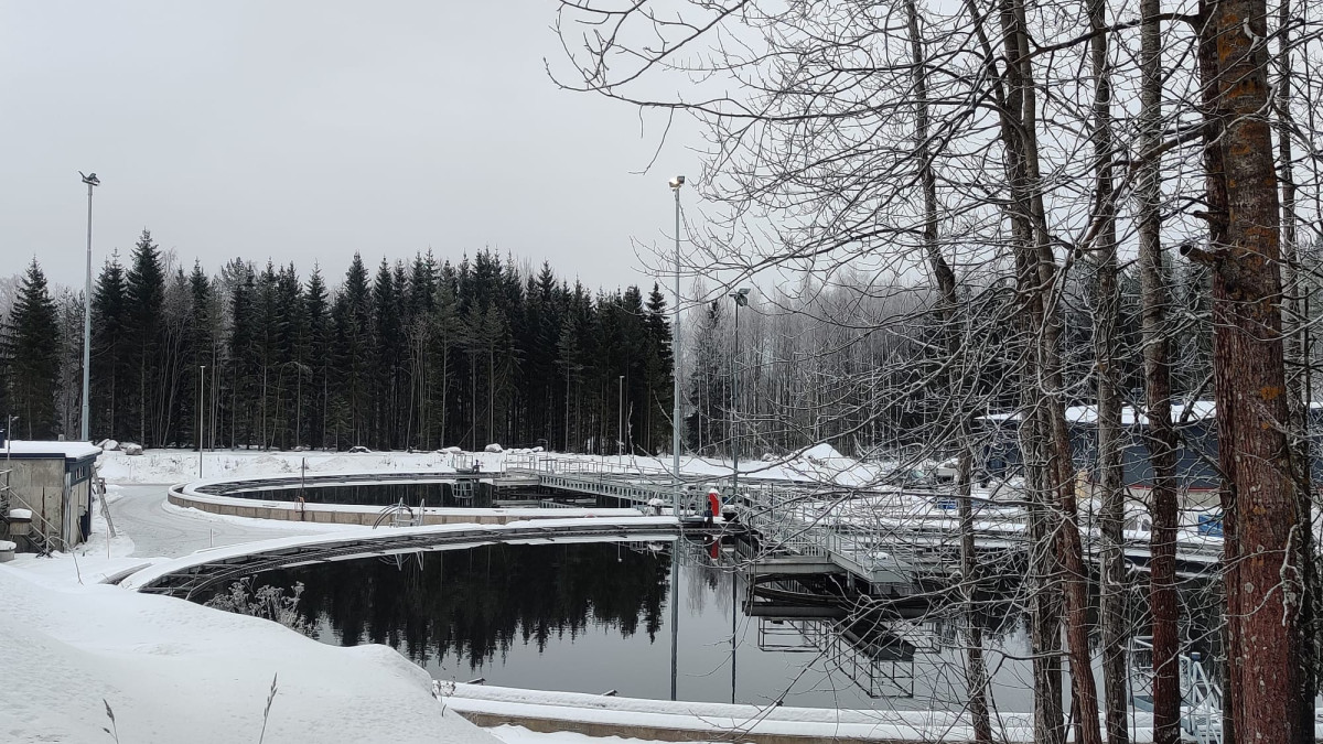 Jätevedenpuhdistamon altaita.