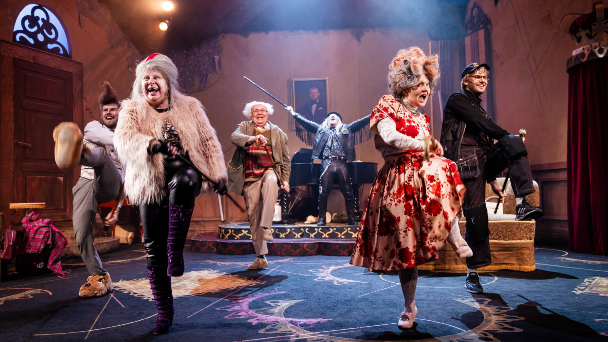 Ikuisesti nuori-musiikkikomedia Teatteri Imatrassa ensi-illassa 3.2.2024.