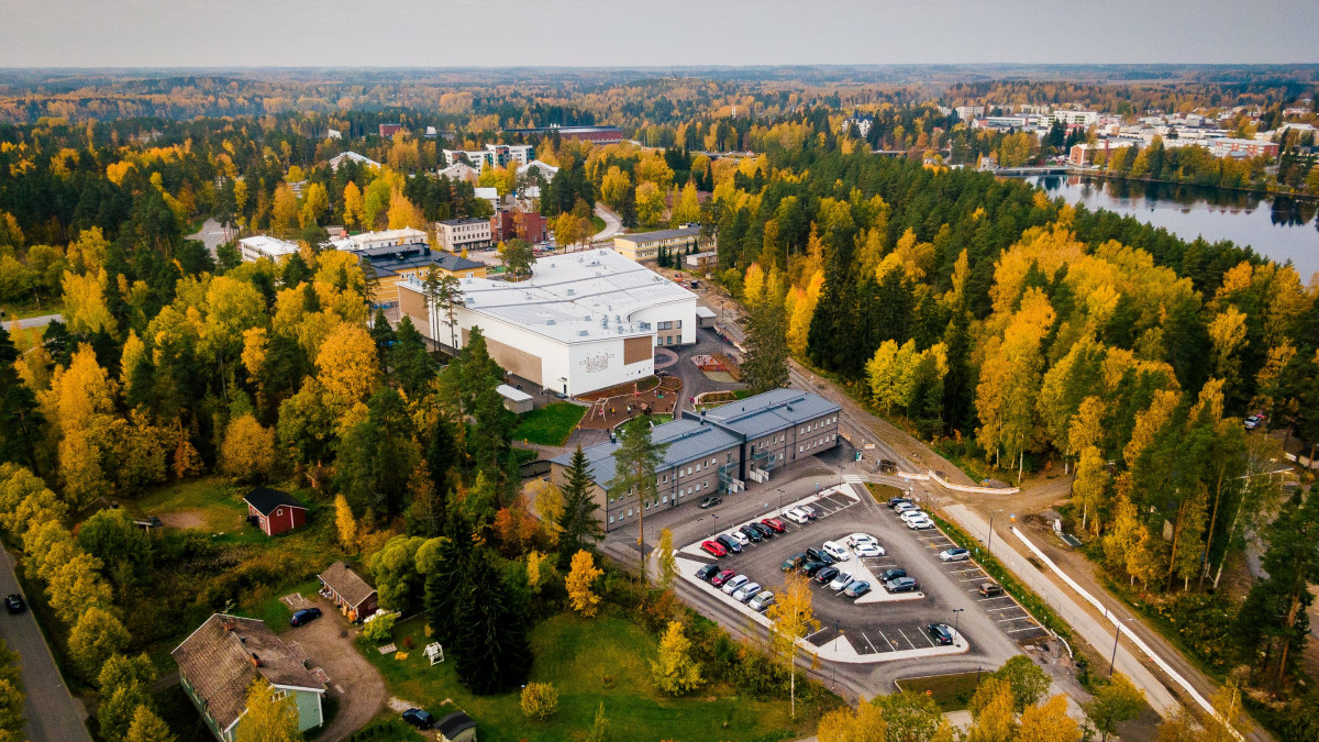 Kosken koulukeskus ilmasta kuvattuna.