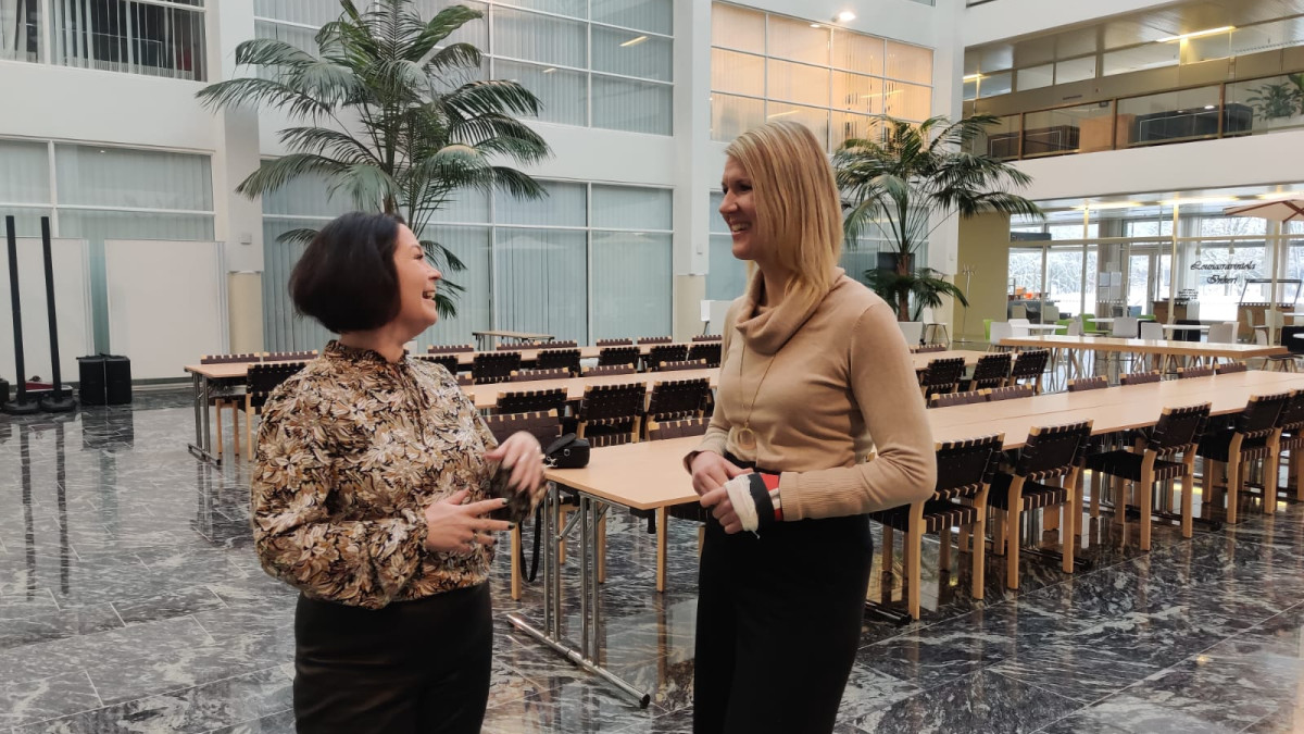 Erämuseosäätiön toimitusjohtaja Pia Paukku ja tiede- ja kulttuuriministeri Sari Multala kaupungintalon aulassa.