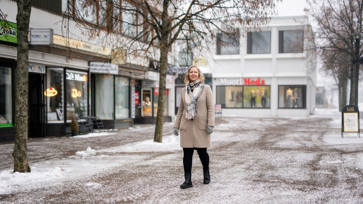 Imitsin puheenjohtaja Heidi Holsti kävelee Imatran kävelykatu Koskenpartaalla.
