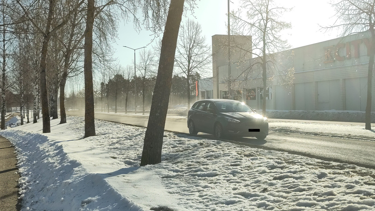 Keväinen katupöly ilmassa.
