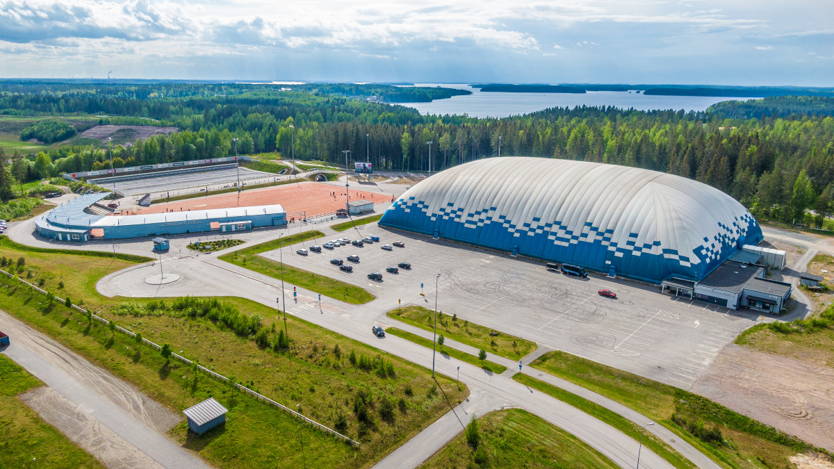 Ilmakuva Ukonniemi-areenasta ja pesäpallokentästä.