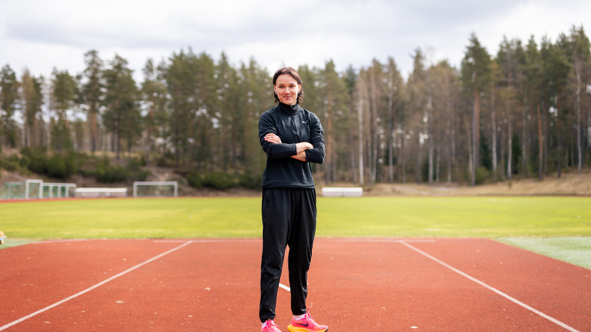  Kolmiloikkaaja Senni Salminen Imatran Ukonniemen urheilukentällä.