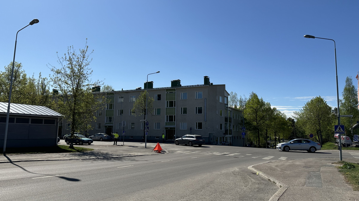 Koulukadun ja Lappeentien risteys kesällä. Kaksi autoa kääntymässä eri suuntiin.