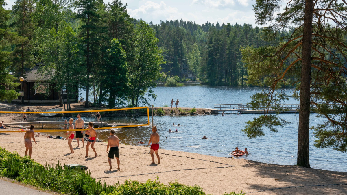 Rantalentopallon pelaajia Ukonlinnan uimarannalla.