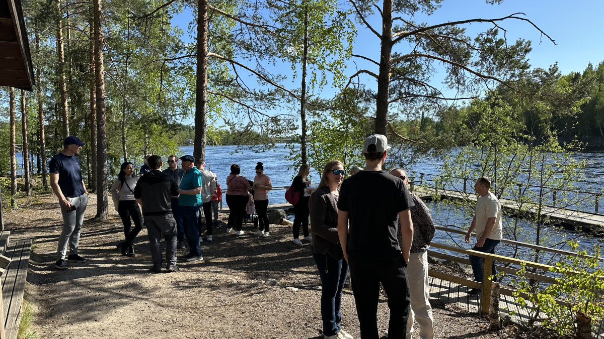 Uusia imatralaisia Neitsytniemen laavulla kesällä, Vuoksi taustalla.