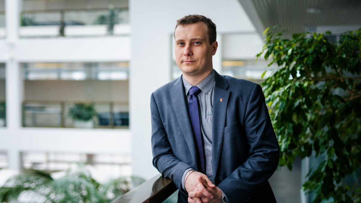 Kaupunginjohtaja Matias Hilden kaupungintalon aulassa.