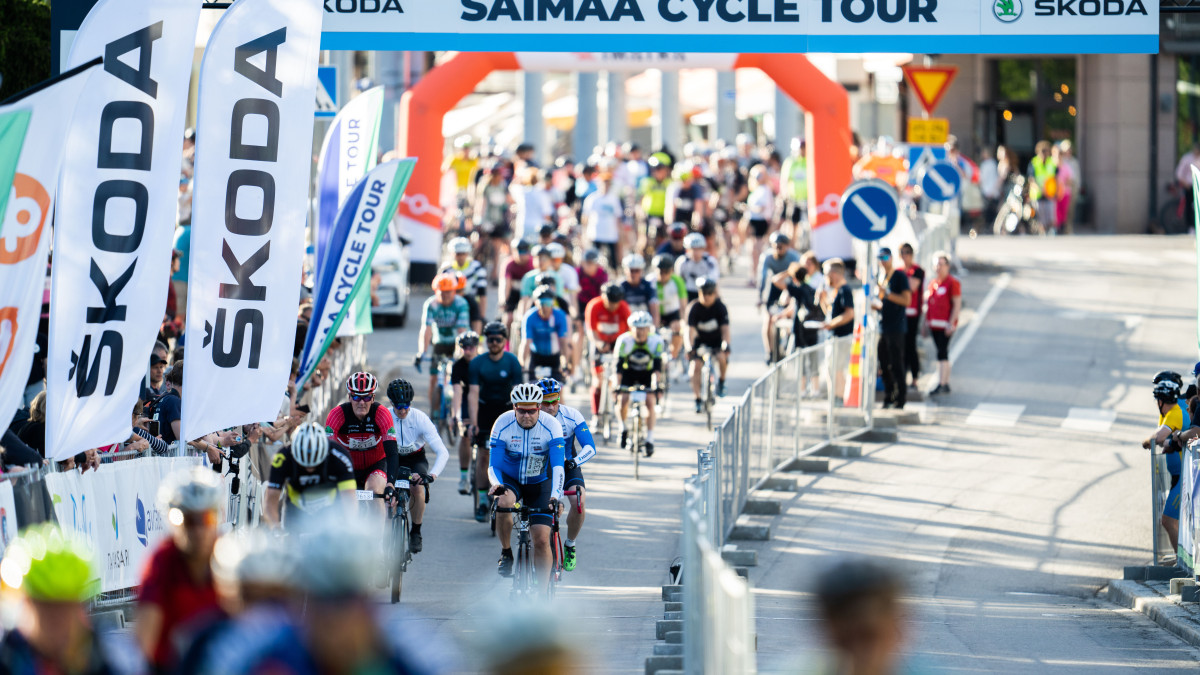 Saimaa Cycle Tourin pyöräilijöitä lähdössä reitille.